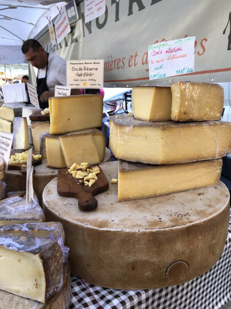Stand de fromages en Provence